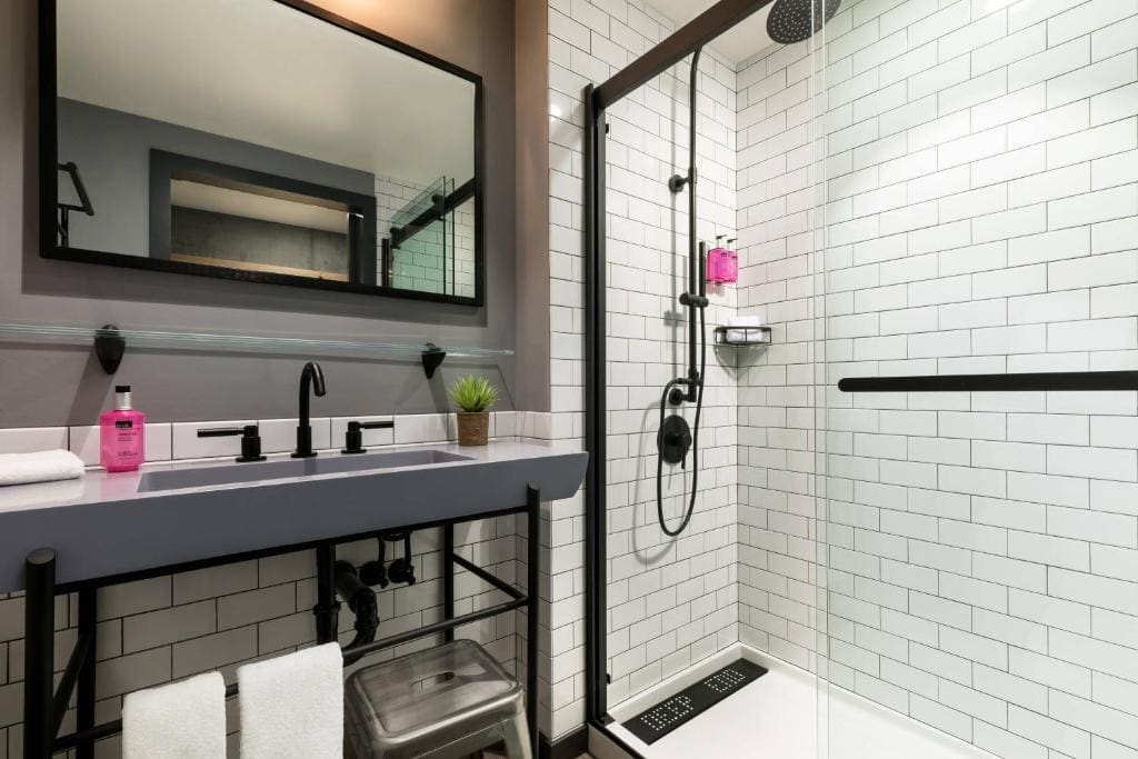 Center Stage, Guest room, 1 Queen, City view room - Image 3