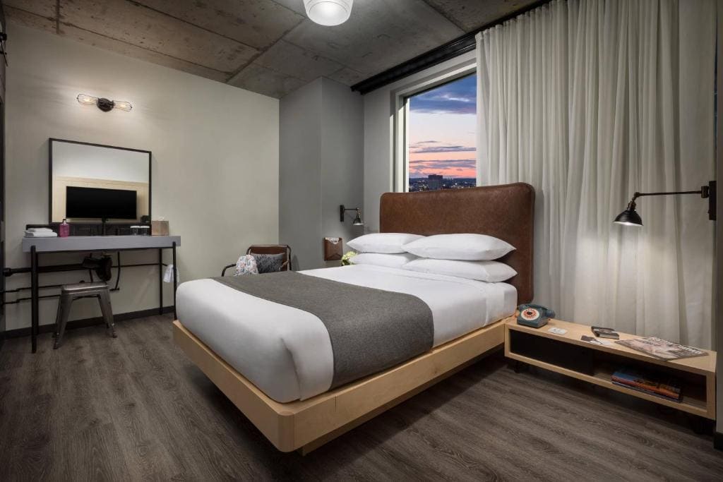 Center Stage, Guest room, 1 Queen, City view room - Image 1