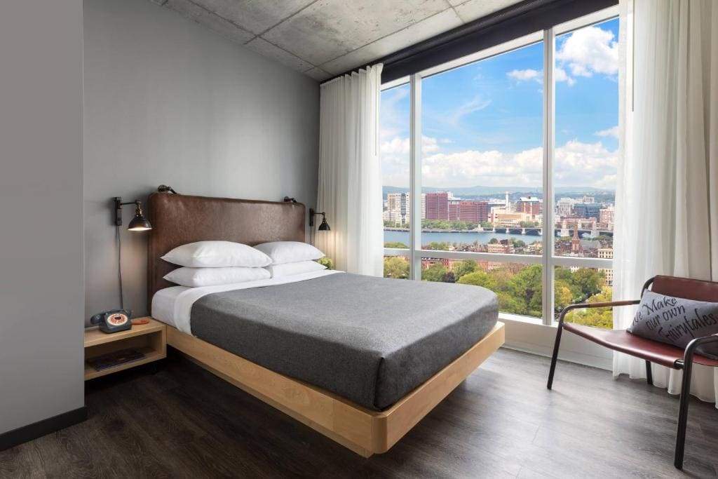 Queen Room with River View - Hearing Accessible room - Image 1