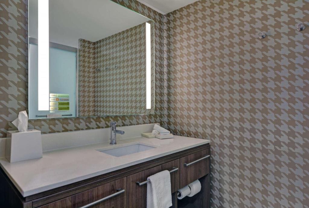 King Studio Suite - Mobility Access/Non-Smoking room - Image 2