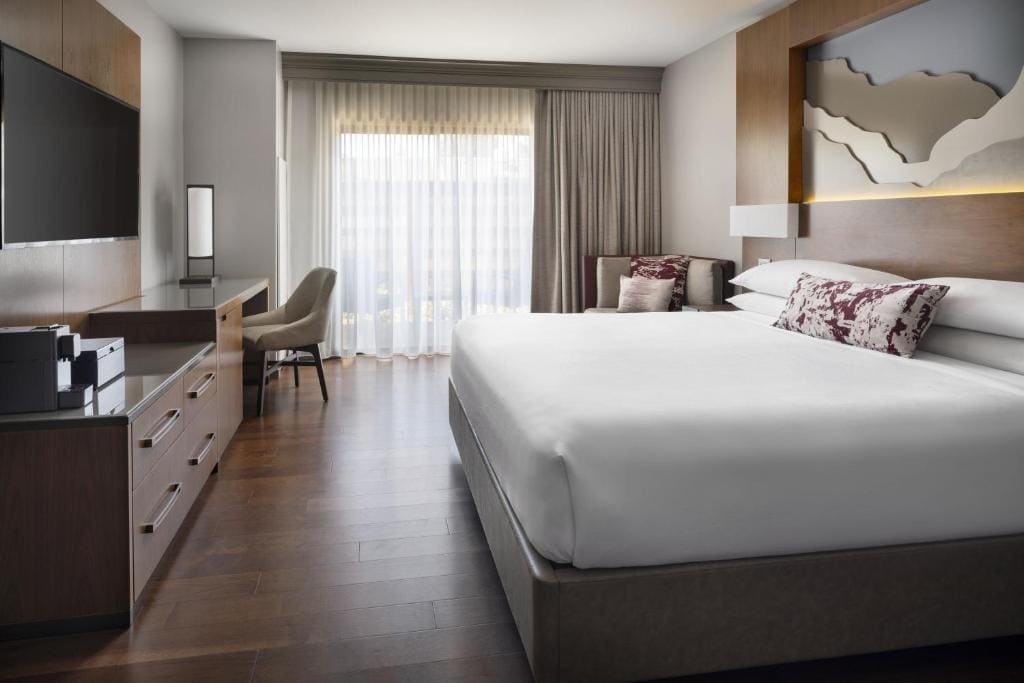 One-Bedroom Junior King Suite with Sofa-Bed room - Image 3
