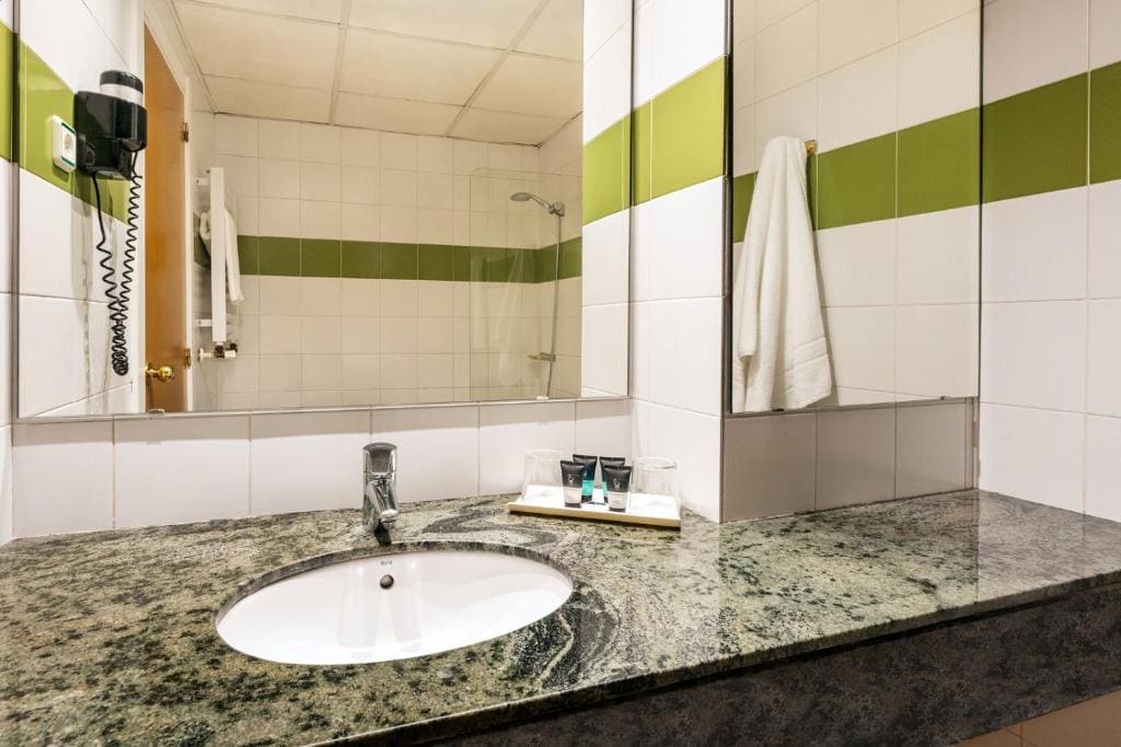Superior Triple Room room - Image 3