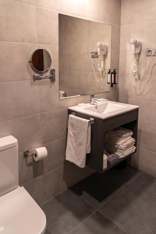 Standard Quadruple Room room - Image 3
