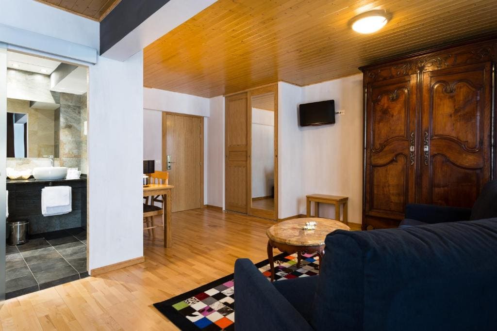 Superior Family Room room - Image 2