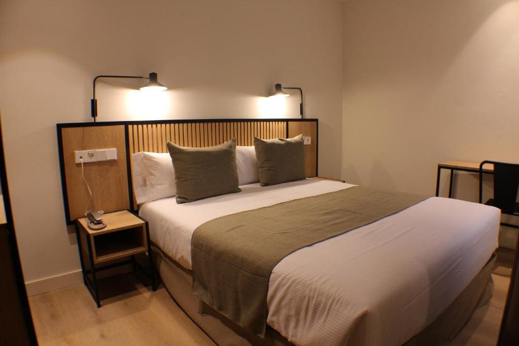Superior Queen Room room - Image 3