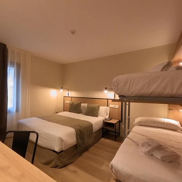 Superior Quadruple Room room - Image 1