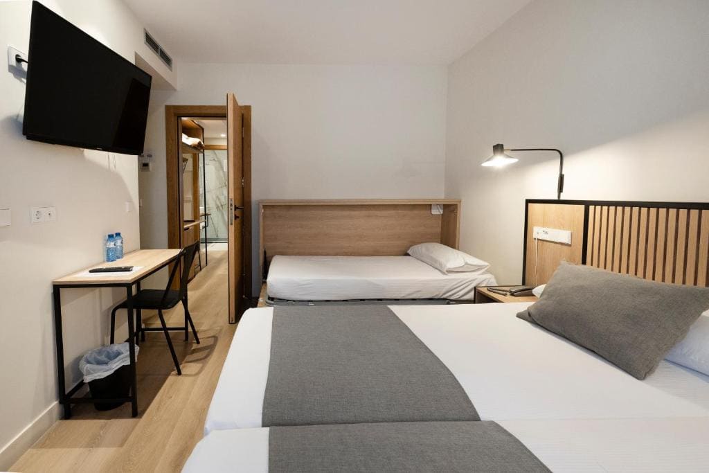 Superior Triple Room room - Image 2