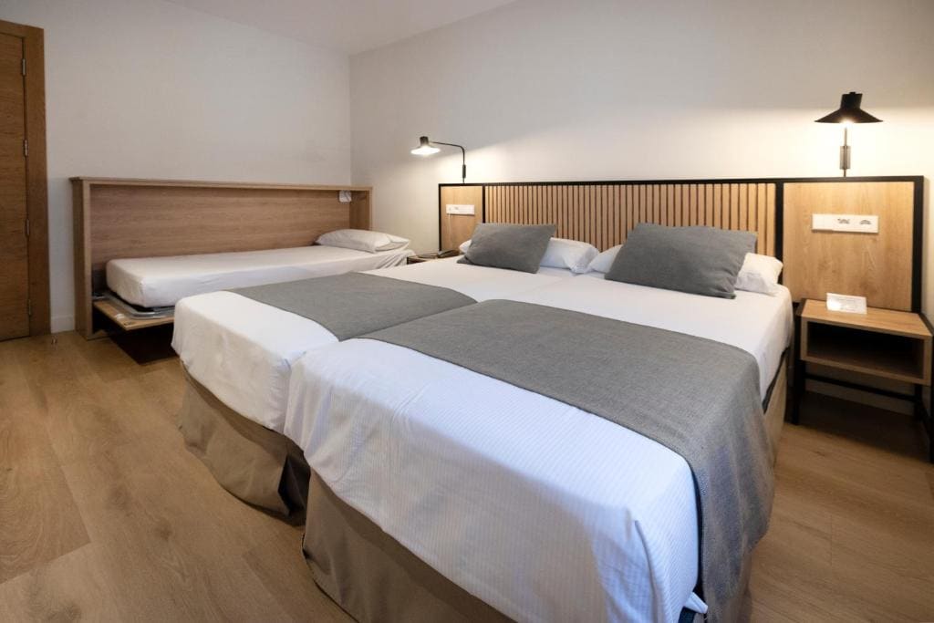 Superior Triple Room room - Image 3