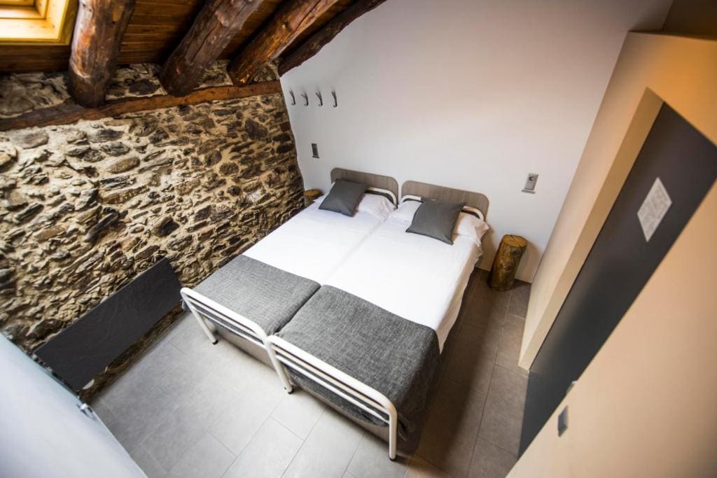 Basic Twin Room with Shared Bathroom room - Image 2