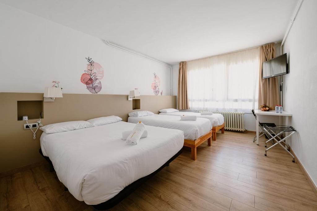 Deluxe Quadruple Room room - Image 1