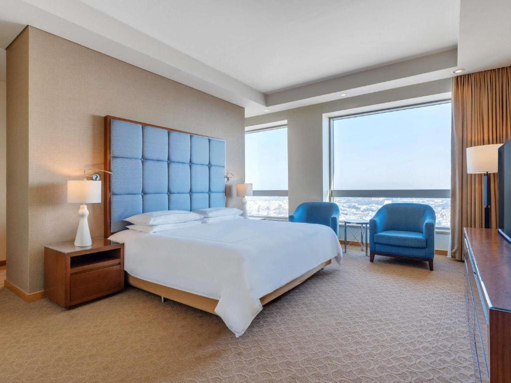 Corner Suite city and creek view room - Image 3
