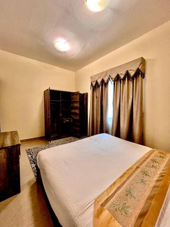 One-Bedroom Apartment with Twin Beds room - Image 1