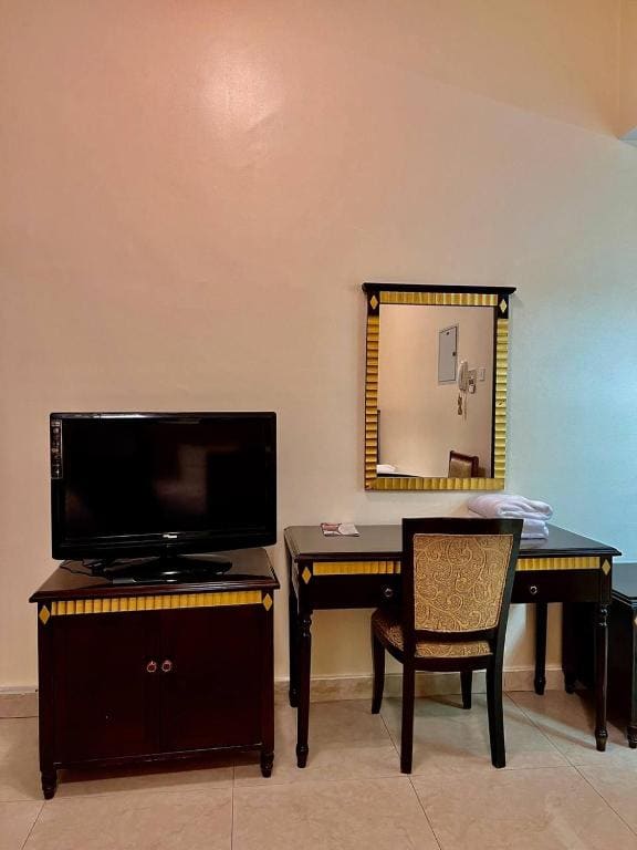 One-Bedroom Apartment with Twin Beds room - Image 3
