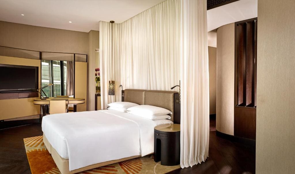 Grand King Suite with Balcony - Club Access room - Image 3