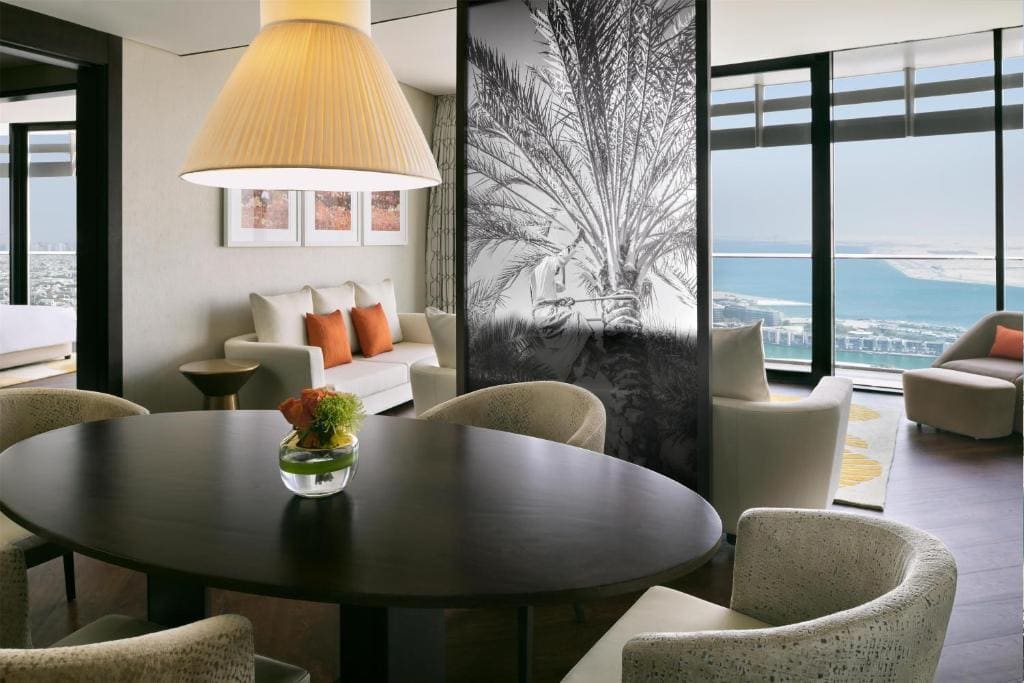 Pearl Suite with Balcony - Club Access room - Image 3