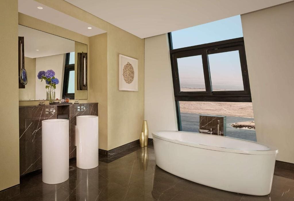 Premium King Room - Club Access room - Image 2