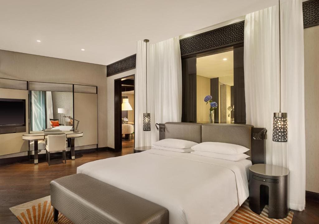 Grand King Suite with Balcony - Club Access room - Image 2