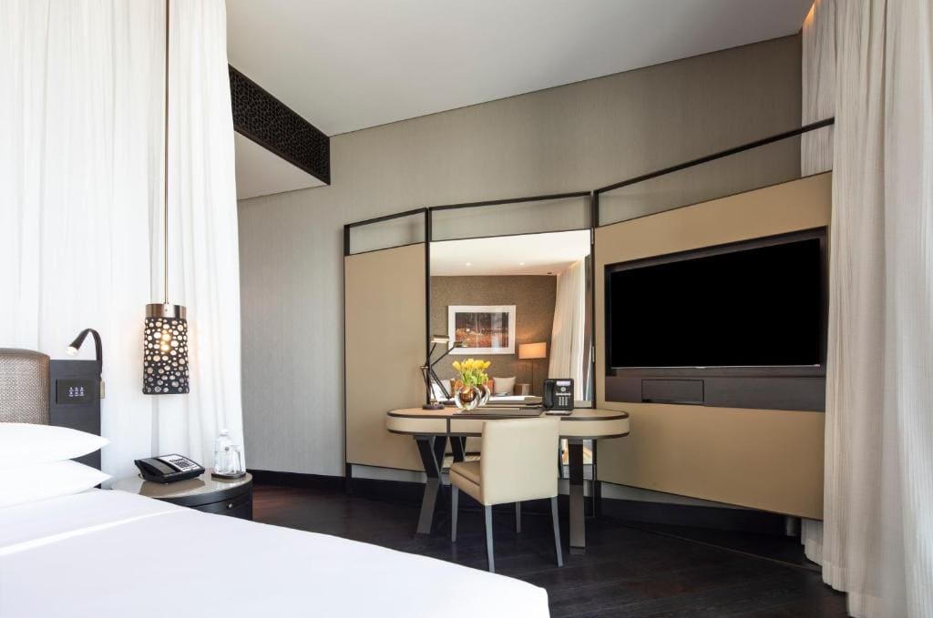 Deluxe King Room with Balcony - Club Access room - Image 3