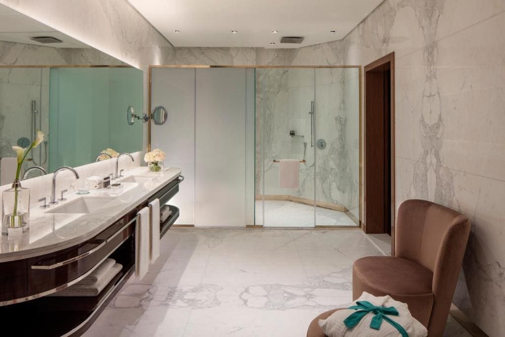 Rockstar King Suite room - Image 3