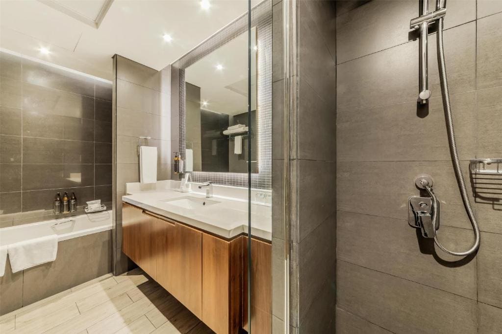 One-Bedroom Suite with Lounge Access room - Image 2