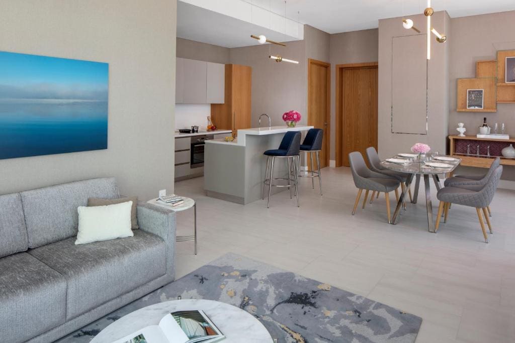 Elite Living One-Bedroom King with Balcony room - Image 2