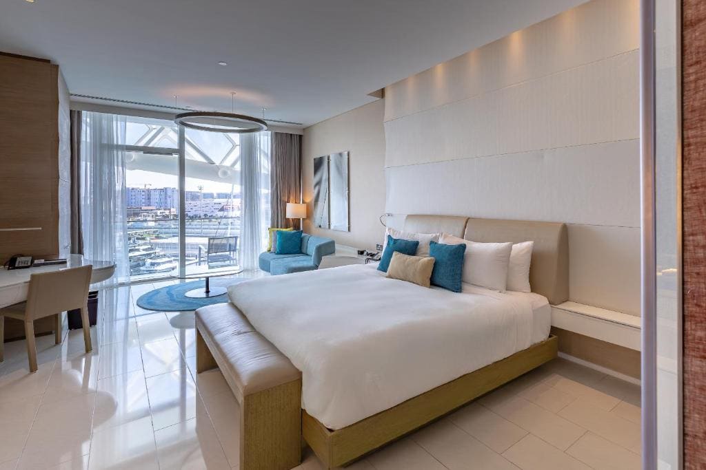 Superior, Guest room, 1 King, Balcony with Complimentary Yas Beach Access room - Image 1