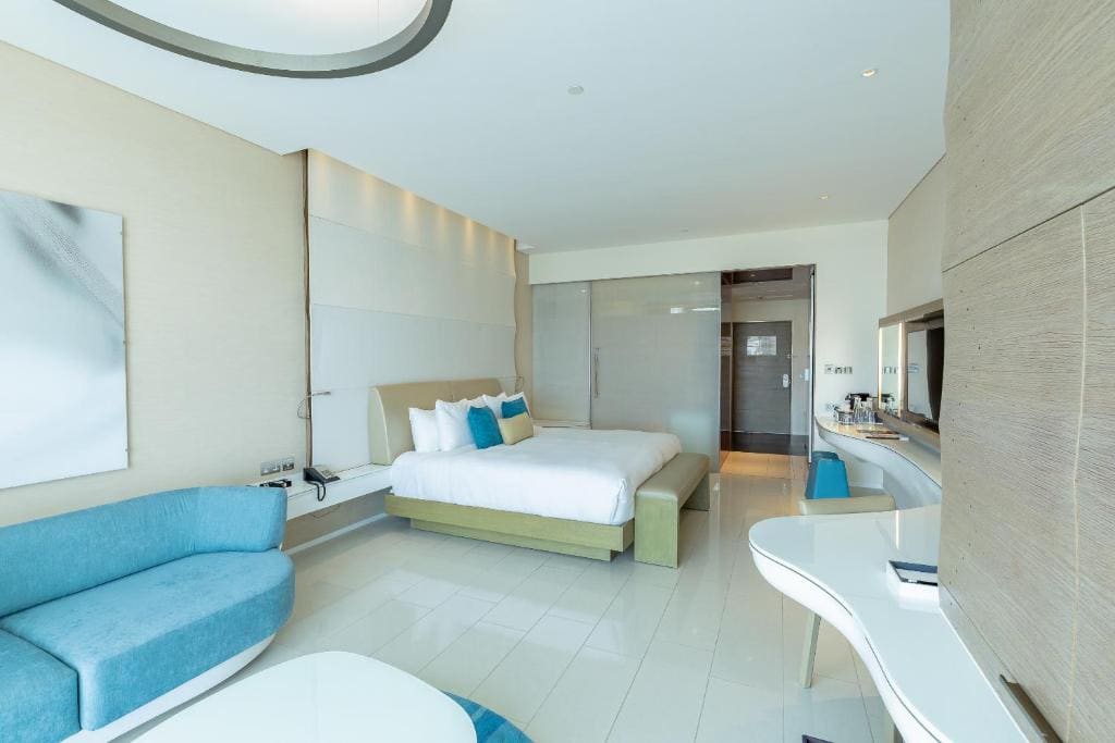 Superior, Guest room, 1 King, Balcony with Complimentary Yas Beach Access room - Image 3