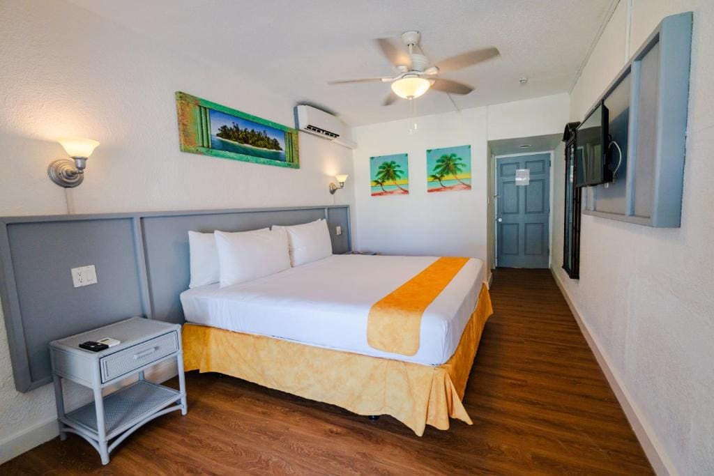 Standard Two Queen Beds room - Image 1
