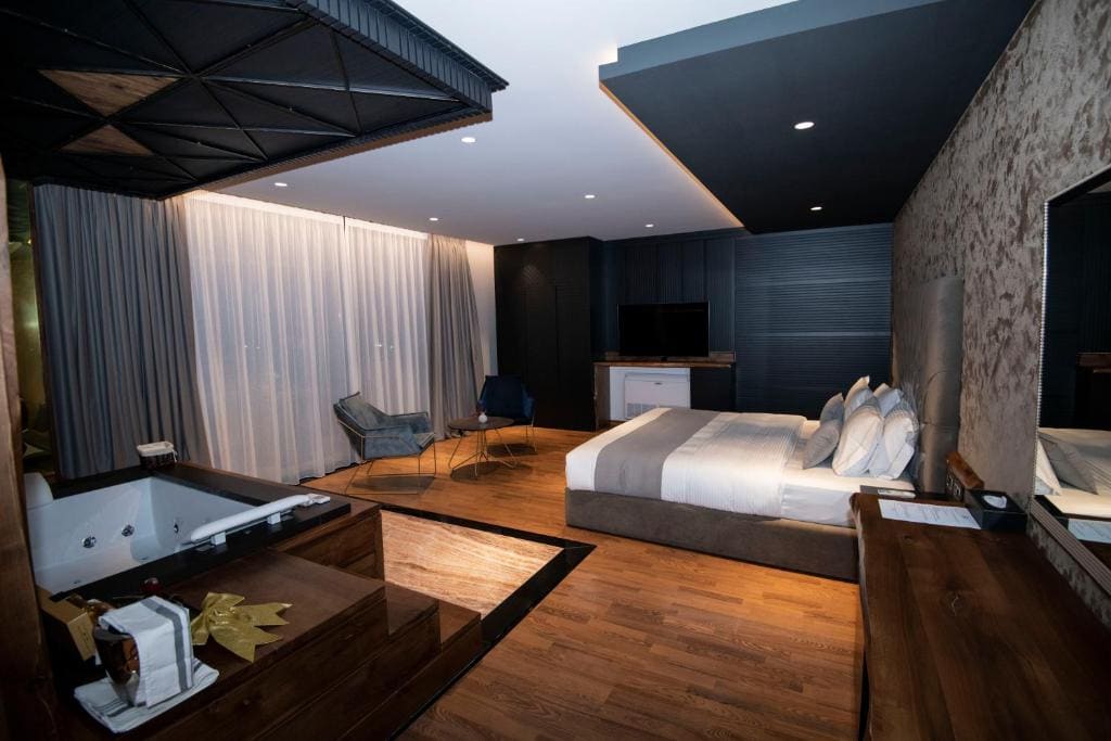 Deluxe Queen Room room - Image 2