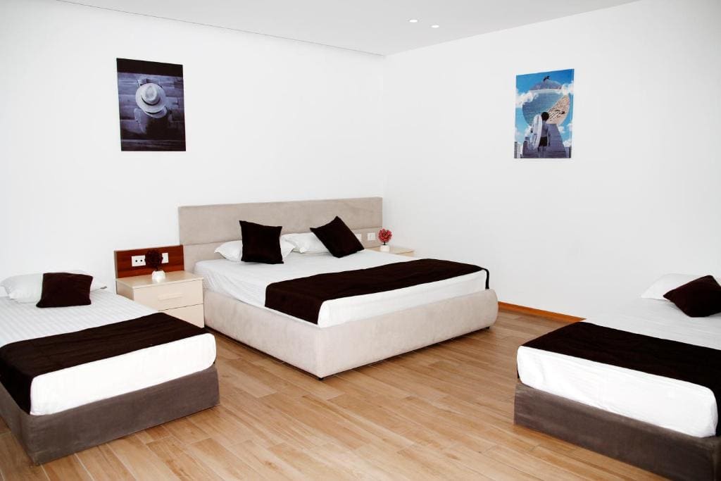 Deluxe Quadruple Room room - Image 2