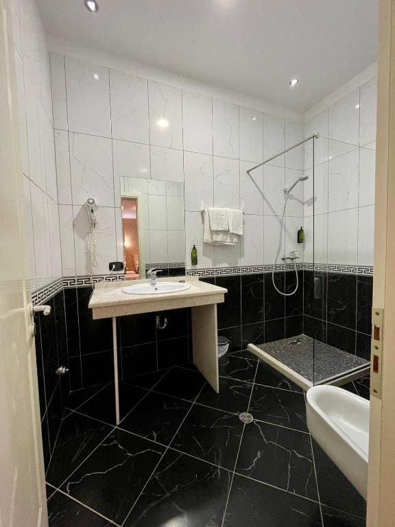 Standard Quadruple Room room - Image 3