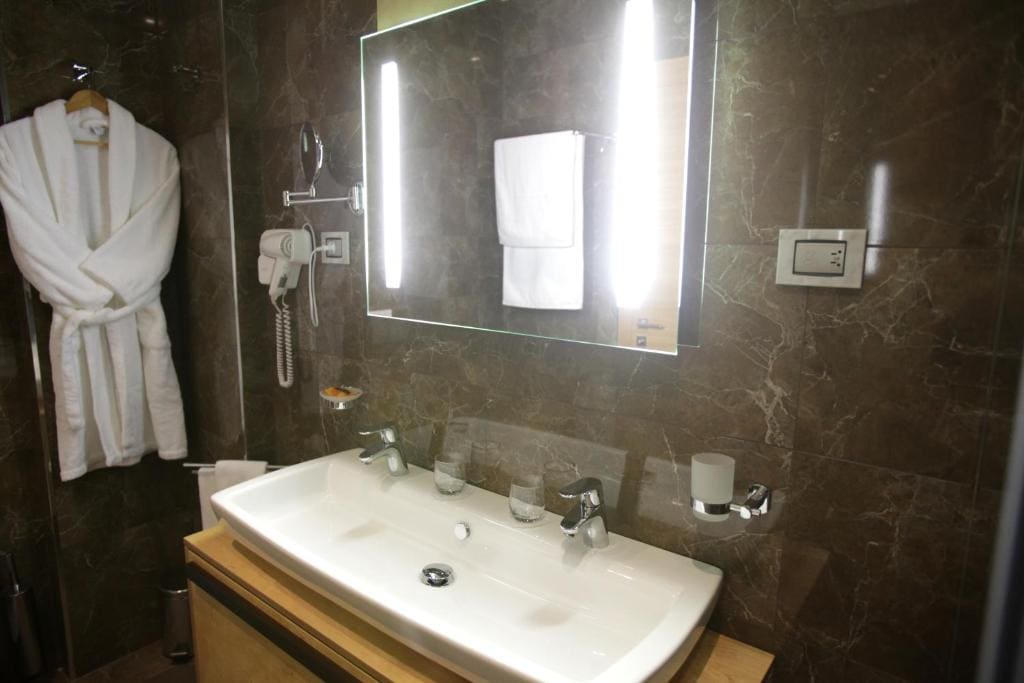 Deluxe King Room with Bathtub room - Image 1