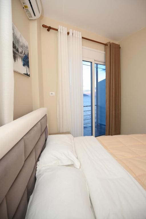 Double Room with Balcony and Sea View room - Image 2