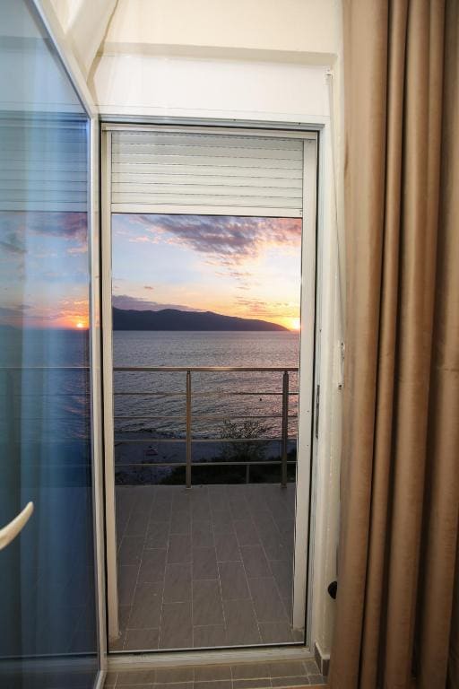 Two-Bedroom Family Room with Balcony and Sea View room - Image 3