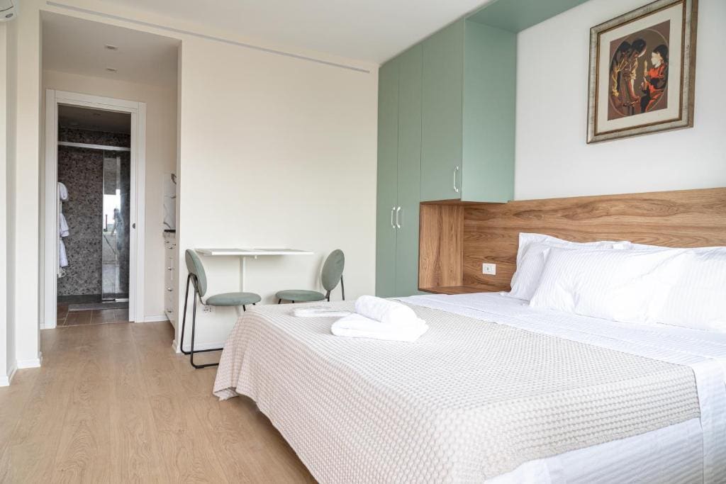 Double Room with Balcony room - Image 2