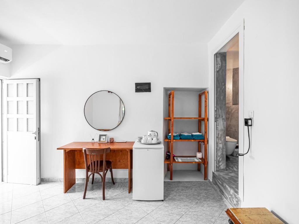 Economy Triple Room room - Image 2