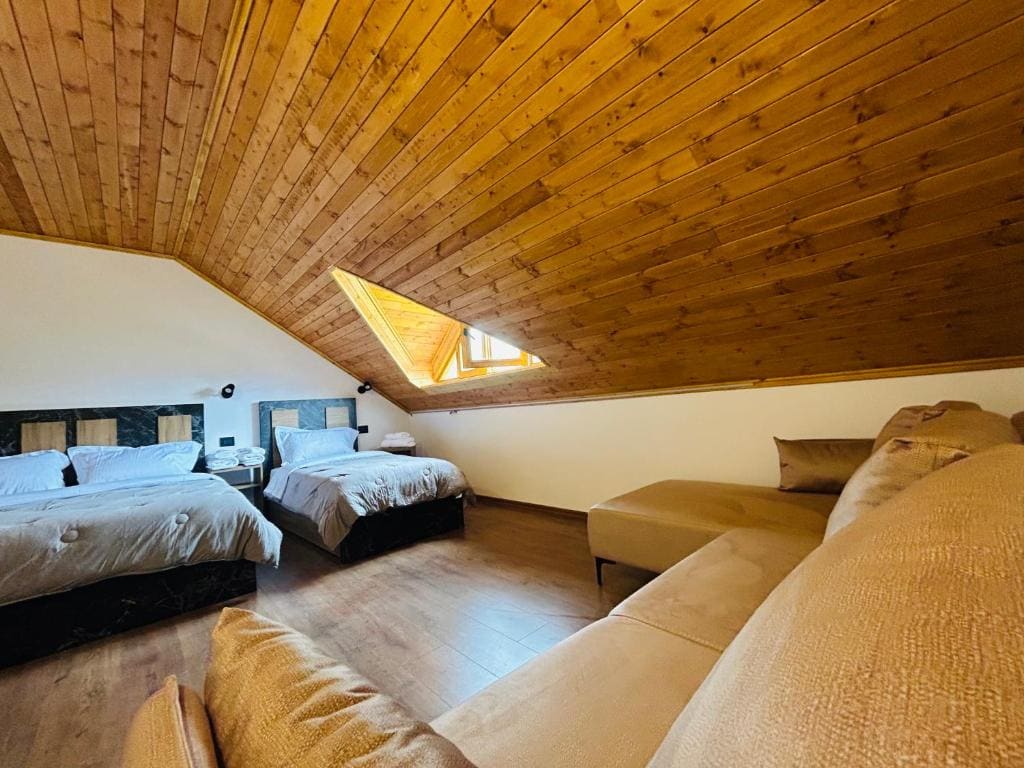Deluxe Triple Room room - Image 1