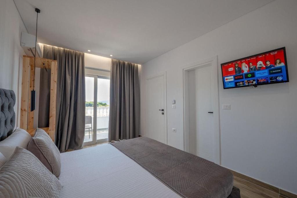 Deluxe Double Room with Balcony and Sea View room - Image 2