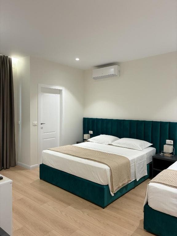 Superior Triple Room room - Image 1