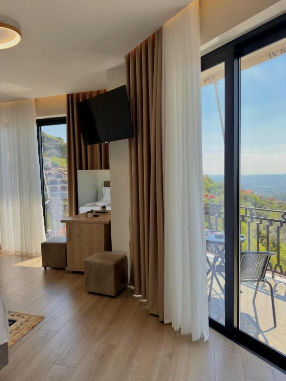 Deluxe Double Room with Balcony room - Image 3