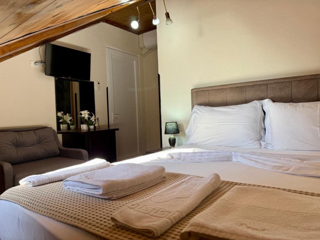 Deluxe Double Room with Balcony room - Image 2
