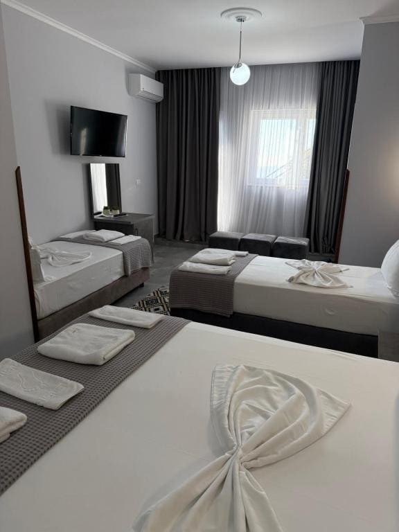 Deluxe Quadruple Room room - Image 1