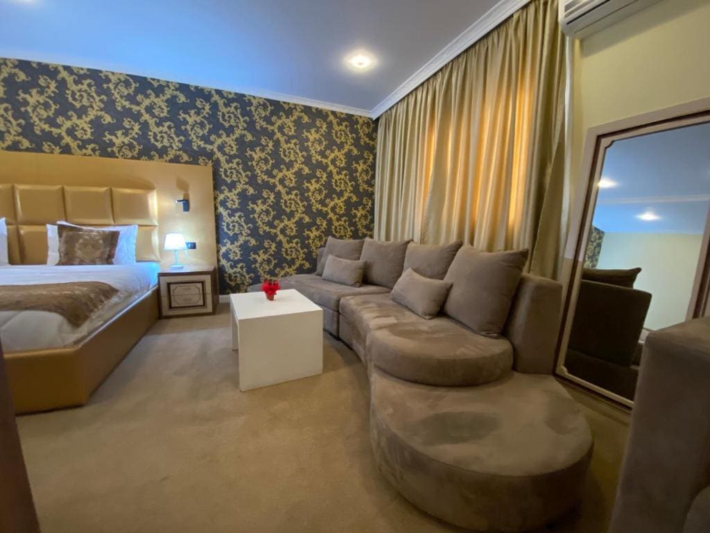 Deluxe Suite with Spa Bath room - Image 1