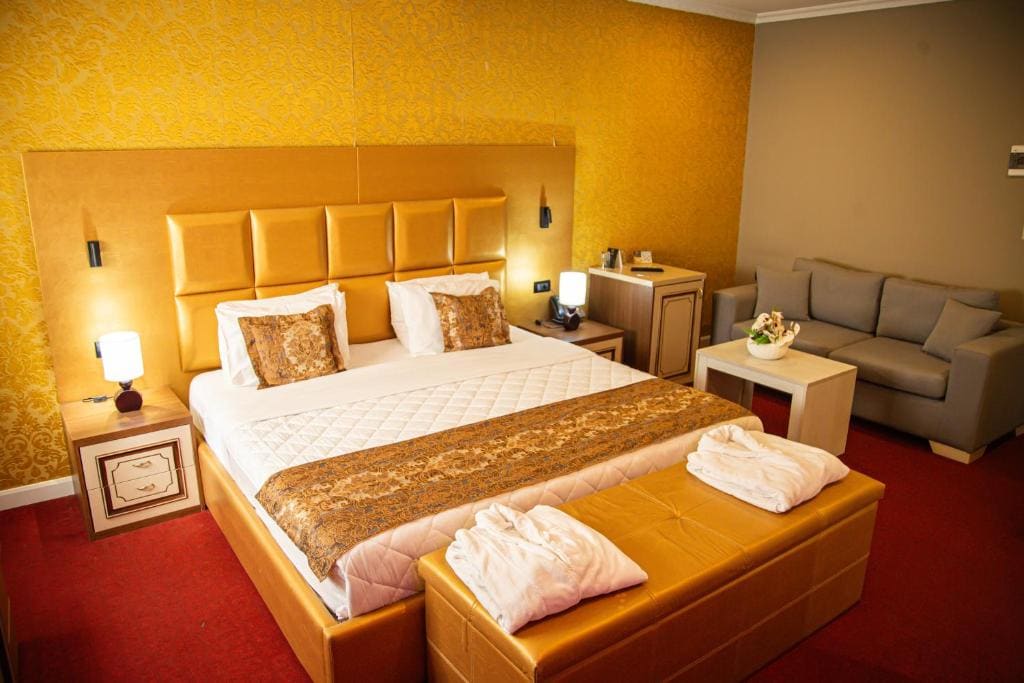 Suite with Hot Tub room - Image 3