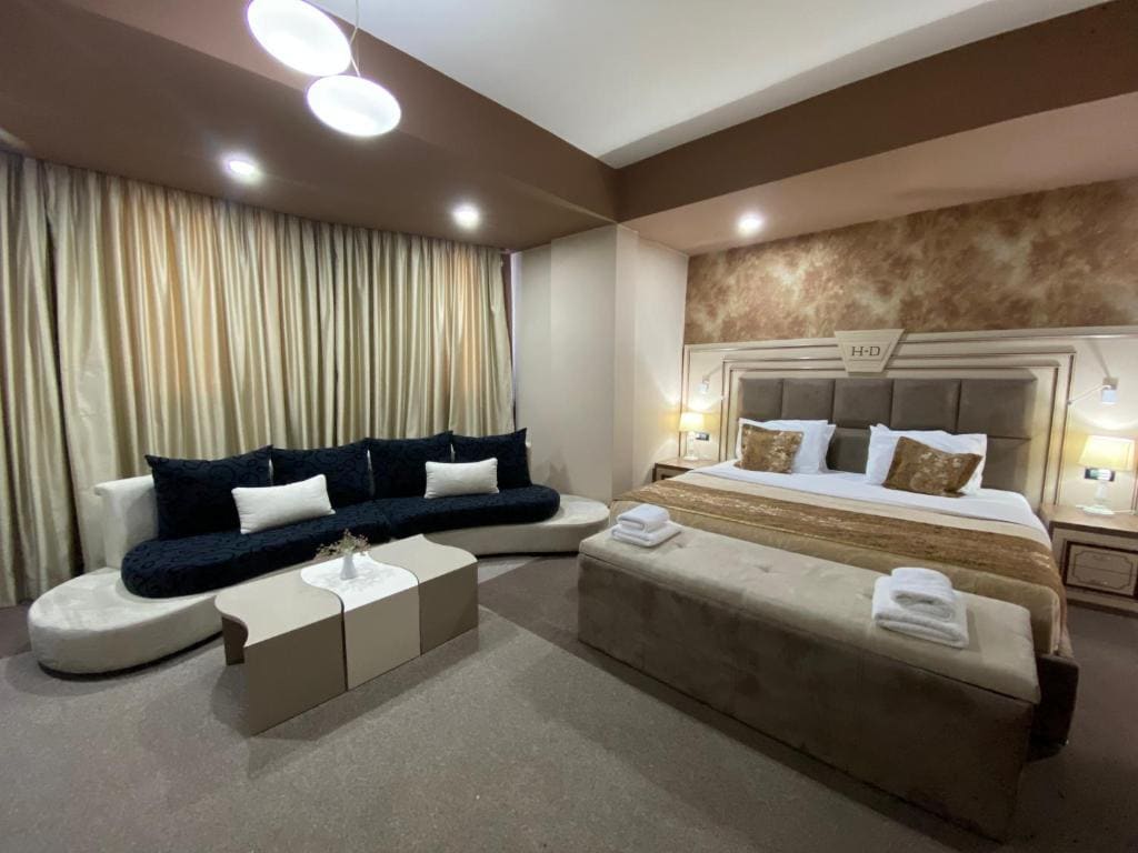 Deluxe Suite with Spa Bath room - Image 3