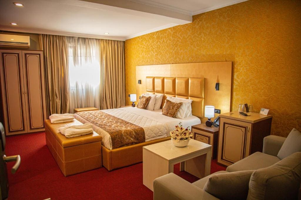 Suite with Hot Tub room - Image 2