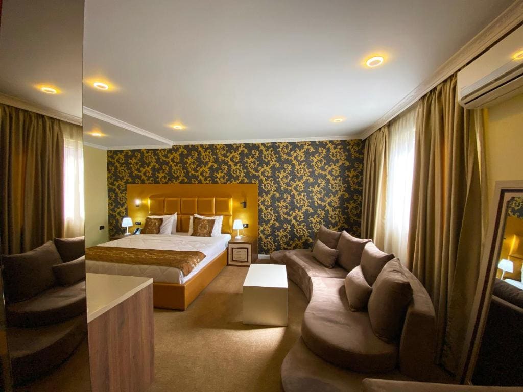 Deluxe Suite with Spa Bath room - Image 2