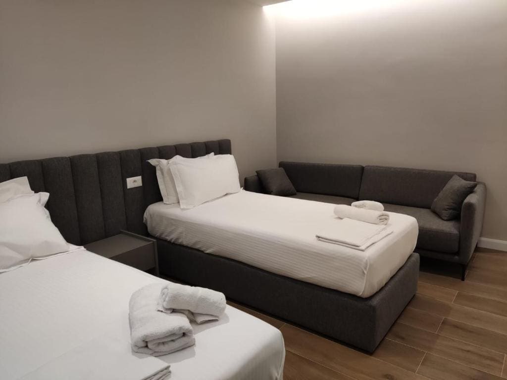 Basic Triple Room with Shared Bathroom room - Image 2