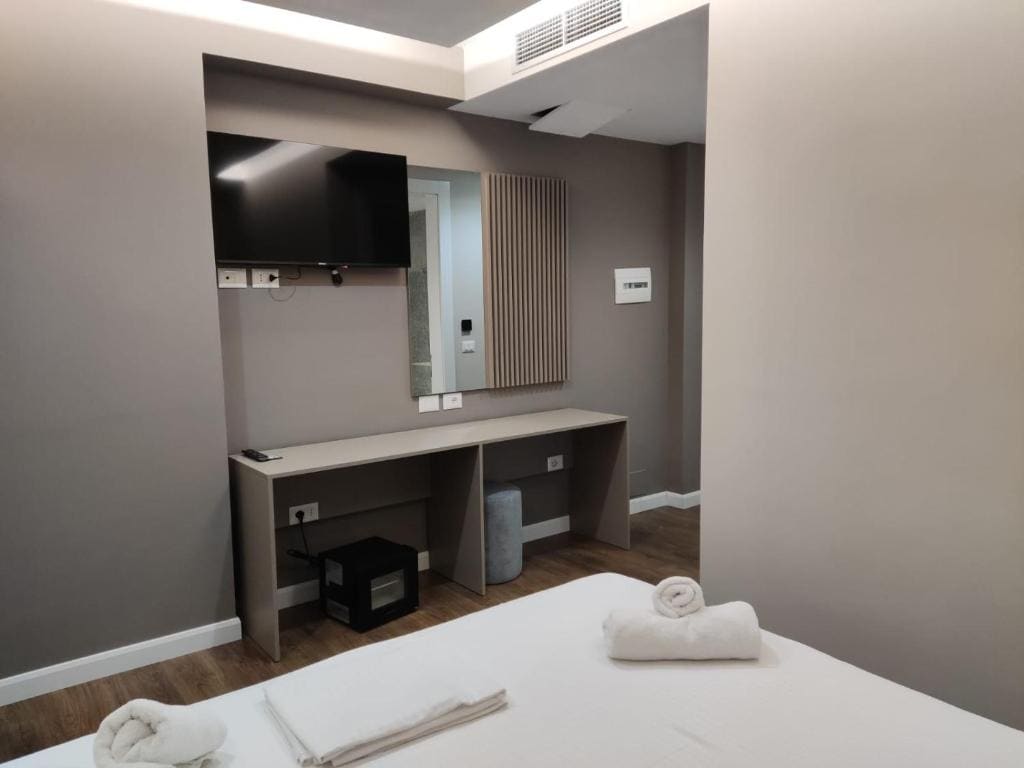 Double Room with Balcony room - Image 2