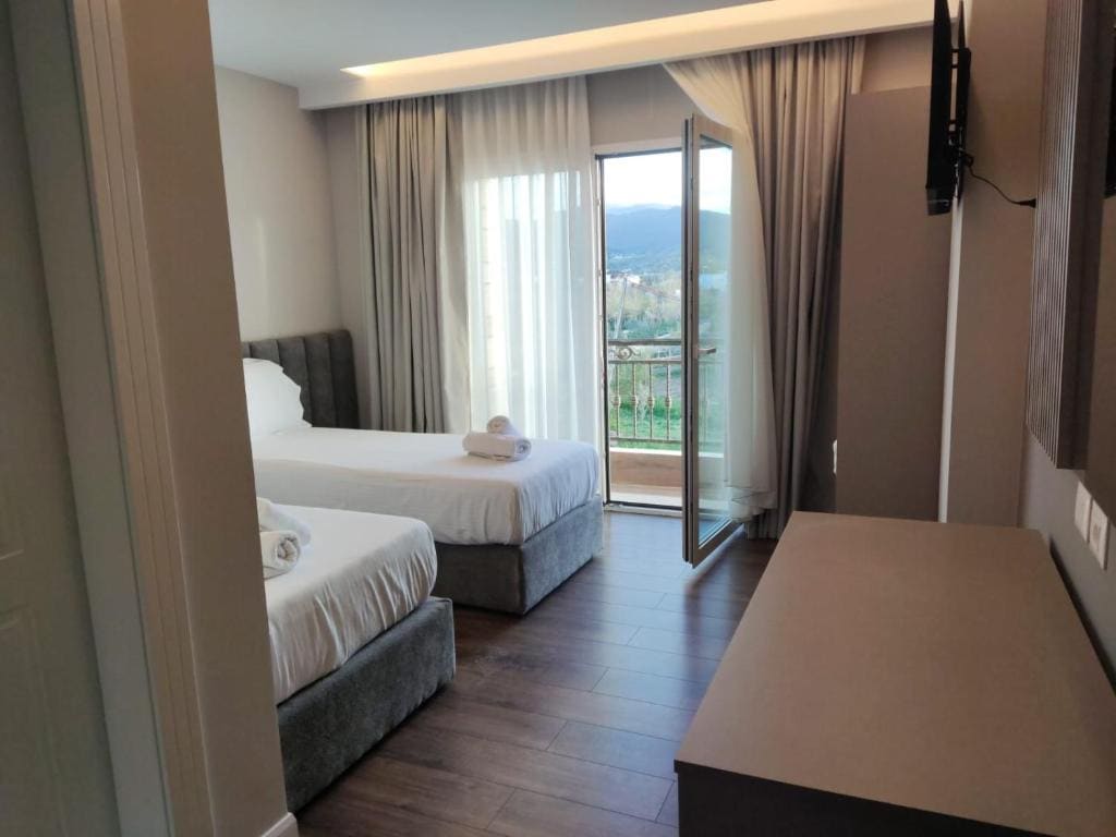 Twin Room with Balcony room - Image 3